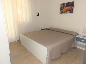 a bedroom with a large bed with aermottermottermottermott at Villa Dogi Sud 20 in Bibione
