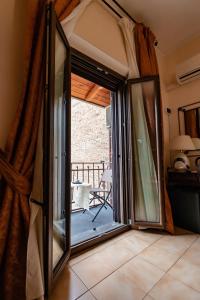 una porta scorrevole in vetro con vista su un patio di B&B Le Campane a Ferrara