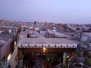 uma vista para uma cidade à noite com cactos em Riad Simon em Marrakech