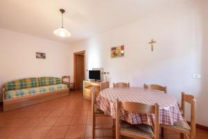een woonkamer met een tafel en een bank bij Villa Mazzel - Cima 12 in Vigo di Fassa
