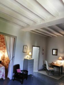 Schlafzimmer mit einem Bett, einem Schreibtisch und einem Tisch in der Unterkunft Le Clos de Ligré in Ligré