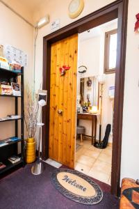 Habitación con puerta de madera y escritorio. en B&B Le Campane en Ferrara