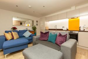Η κουζίνα ή μικρή κουζίνα στο Stylish Coastal Retreat with Hot Tub & Log Burner in Margate