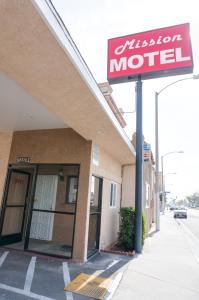 un cartello di un motel di fronte a un edificio di Mission Motel a Lynwood