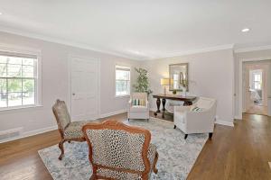 ein leeres Wohnzimmer mit einem Tisch und Stühlen in der Unterkunft Charming Ranch with Great Vibes in Lawrenceville