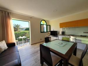 cocina y sala de estar con mesa y comedor. en APARTAMENTO SUNSET PUERTO DE MOGAN, en Puerto de Mogán