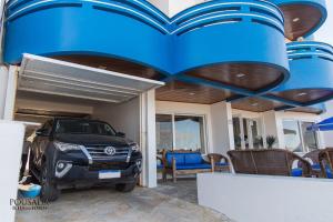 un'auto parcheggiata all'interno di una casa con soffitto blu di Pousada Ilha dos Lobos a Torres