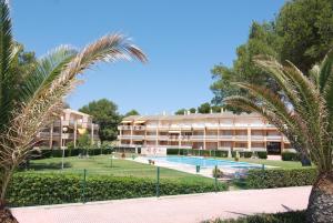 un complexe avec piscine et palmiers dans l'établissement Zeus Guardamar Seaview, à Miami Platja 29 autres photos