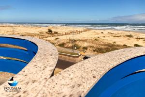 vistas a la playa desde la parte superior de un edificio en Pousada Ilha dos Lobos en Torres