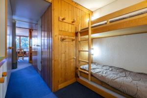 Una habitación con dos literas y un pasillo. en LES ARCS 1800 Village du Charvet, en Bourg-Saint-Maurice