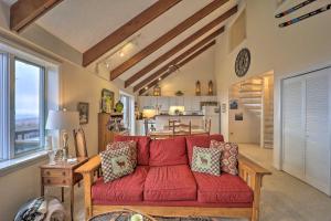 ビーチ・マウンテンにあるBeautiful Beech Mountain Condo with Private Balcony!の赤いソファとテーブルのあるリビングルーム
