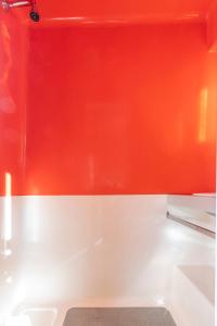 pared roja en el baño con lavabo en LES ARCS 1800 Village du Charvet, en Bourg-Saint-Maurice 82 fotos más