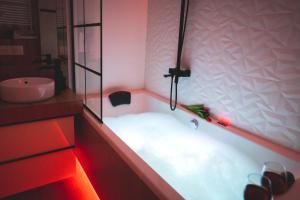 Kúpeľňa v ubytovaní Movie Jacuzzi Apartment at the Main Station by Noclegi Renters