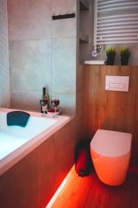 Łazienka w obiekcie Movie Jacuzzi Apartment at the Main Station by Noclegi Renters