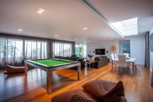 Una sala de estar con una mesa de billar. en Casa Martinhos by LovelyStay, en Caniço