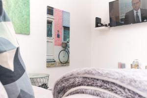 una camera da letto con specchio a parete e un letto di TOMÁS HOME a Nazaré Altre 13 foto