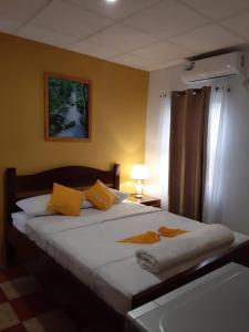 Una cama o camas en una habitación de SAINT Charles Inn, Belize Central America