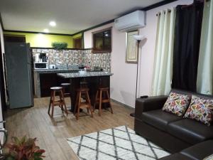 sala de estar con sofá y cocina en San Gabriel Apartments, en Fortuna
