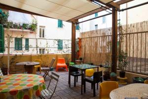 un patio con tavoli e sedie e un edificio di Albergo delle Spezie a La Spezia