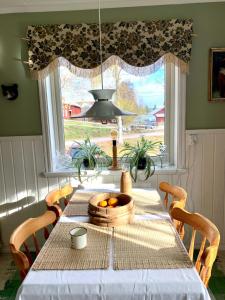 tavolo da pranzo con cesto di frutta e finestra di Mysigt rum med privatbadrum a Västra Fors