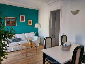 uma sala de estar com um sofá e uma mesa em Fira Suites em Barcelona