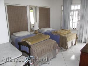 Ein Bett oder Betten in einem Zimmer der Unterkunft Atlântico Hotel