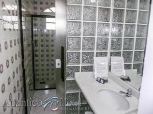 Ein Badezimmer in der Unterkunft Atlântico Hotel