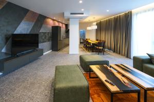 una sala de estar con un sofá y una mesa en GRAFFIT Luxury houses, en Ognyanovo