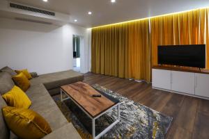 uma sala de estar com um sofá e uma televisão de ecrã plano em GRAFFIT Luxury houses em Ognyanovo
