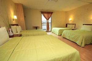 Postel nebo postele na pokoji v ubytování Hotel Enterprise Inn Plaza