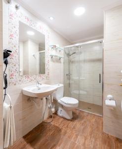 uma casa de banho com um WC, um lavatório e um chuveiro em Tierra de la Reina em Boca de Huérgano