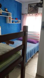 a bedroom with two bunk beds and a window at The House Pousada e Hospedagem Enseada- Guarujá in Guarujá