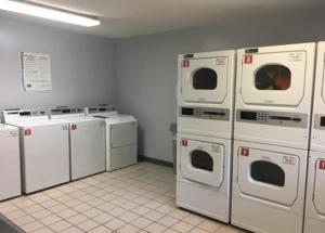 アルバニーにあるInTown Suites Extended Stay Albany GAのランドリールーム(白い洗濯機、乾燥機付)