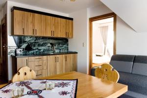 Kuchyňa alebo kuchynka v ubytovaní Willa Pasieka Apartamenty Domki