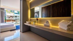 Postel nebo postele na pokoji v ubytování PIER 57 - 608 New & Luxurious 2 BR Romantic Zone