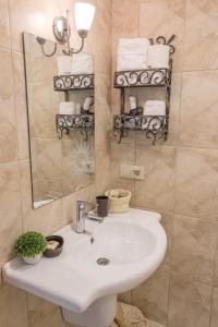 La salle de bains est pourvue d'un lavabo, d'un miroir et de serviettes. dans l'établissement Losta Sahil Evi 2, à Selimiye
