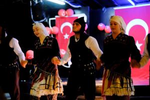 un grupo de personas bailando en un escenario en Anitas Hotel en Konaklı