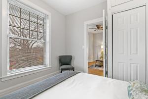 Ліжко або ліжка в номері Comfy 2BR Apartment near Wrigley Field - Grace 3