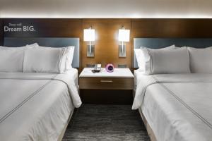 Tempat tidur dalam kamar di EVEN Hotel Chicago - Tinley Park - Convention Center, an IHG Hotel