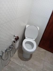 y baño con aseo blanco en una cabina. en CandeYaz, en Piriápolis