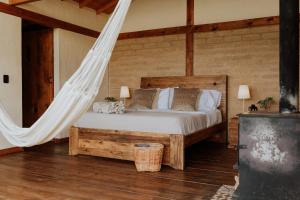 1 dormitorio con 1 cama con hamaca en La Comarca de los Sueños, en Sopó