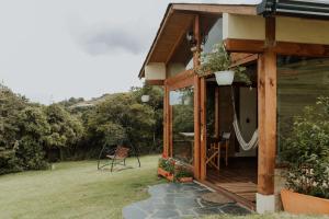 Casa con terraza con mesa y sillas en La Comarca de los Sueños, en Sopó