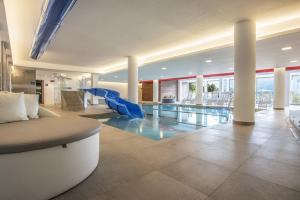 Bazén v ubytovaní Appartamenti Dolomiti con piscina e sauna alebo v jeho blízkosti