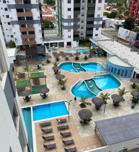 uma vista superior de duas piscinas num edifício em Aquarius Residence Caldas Novas 701D em Caldas Novas