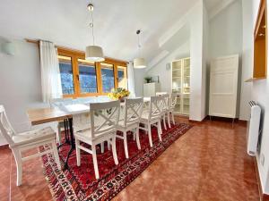 a kitchen and dining room with a table and chairs at Sol Ski V Atic, apartamento para 12 en Canillo, muy cerca de Sector Tarter in Canillo