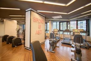 a gym with chairs and a wall with a sign that says sport is art at VNH Residencial by Audaar in São Paulo