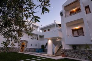 a view of the exterior of a house at Villa Victoria by La Scala Beach in Limenas
