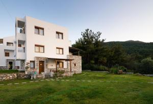 an external view of a house with a large yard at Villa Victoria by La Scala Beach in Limenas