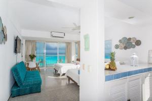 Вид на бассейн в Stunning! 2 BDRM Beach/Oceanfront Condo on Cancun Beach - Hotel Zone или окрестностях