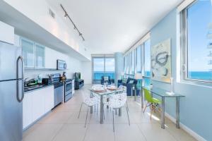 Kjøkken eller kjøkkenkrok på Bluebird Suites Monte Carlo Miami Beach